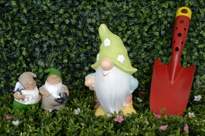 jardinerie-BELGENTIER-min_garden-gnome-1404358